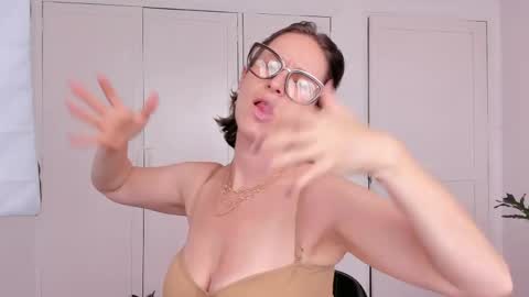 Leonela online show from 04/25/26, 07:11