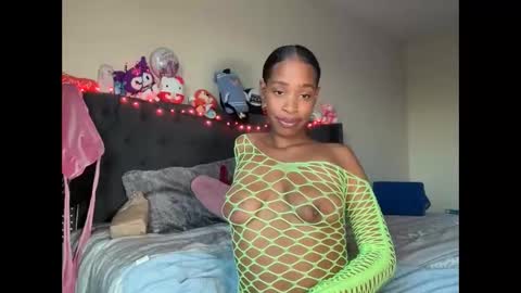 Snapshot of cum2charmxx chatting on 10/19/25, 12:44 cum2charmxx online show from 10/19/25, 12:44