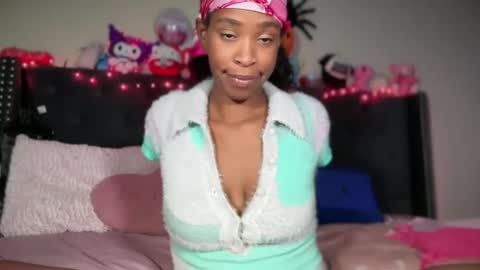 Snapshot of cum2charmxx chatting on 10/28/25, 05:22 cum2charmxx online show from 10/28/25, 05:22