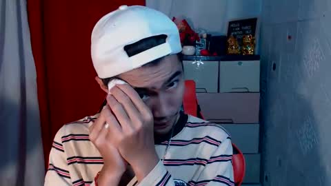 Snapshot of cumhavefun25 chatting on 10/14/25, 12:33 ask me online show from 10/14/25, 12:33