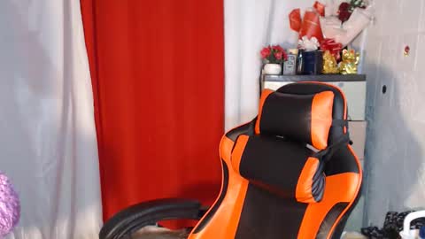 Snapshot of cumhavefun25 chatting on 11/04/25, 12:04 ask me online show from 11/04/25, 12:04