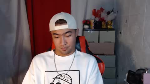 Snapshot of cumhavefun25 chatting on 11/18/25, 11:36 ask me online show from 11/18/25, 11:36