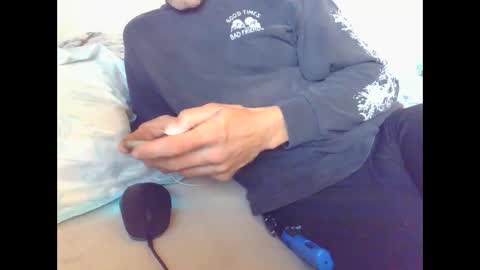 Snapshot of cumslutboi27 chatting on 10/05/25, 05:17 cumslutboi27 online show from 10/05/25, 05:17