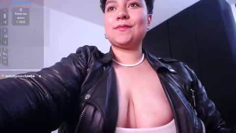 Snapshot of curly_cam_queen chatting on 12/12/24, 04:59 Bruna online show from 12/12/24, 04:59