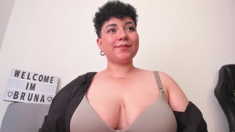 Snapshot of curly_cam_queen chatting on 02/06/25, 07:18 Bruna online show from 02/06/25, 07:18