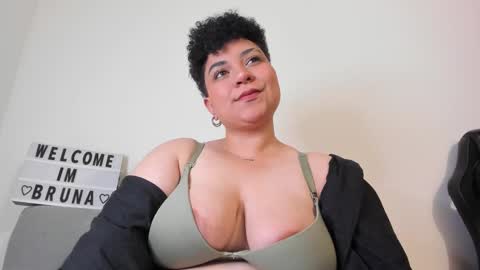 Snapshot of curly_cam_queen chatting on 02/07/25, 03:45 Bruna online show from 02/07/25, 03:45