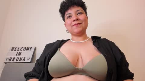 Snapshot of curly_cam_queen chatting on 02/08/25, 05:08 Bruna online show from 02/08/25, 05:08