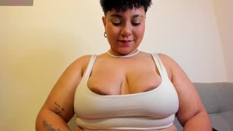 Snapshot of curly_cam_queen chatting on 03/02/25, 03:02 Bruna online show from 03/02/25, 03:02