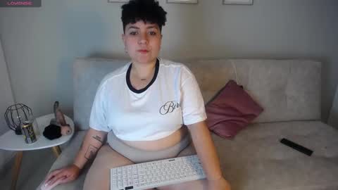 Snapshot of curly_cam_queen chatting on 09/27/25, 02:27 Bruna online show from 09/27/25, 02:27