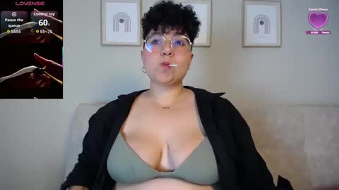 Snapshot of curly_cam_queen chatting on 10/01/25, 03:34 Bruna online show from 10/01/25, 03:34