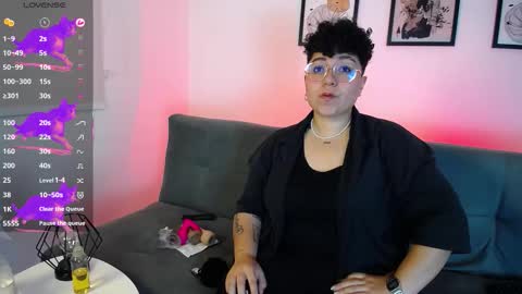 Snapshot of curly_cam_queen chatting on 10/12/25, 11:48 Bruna online show from 10/12/25, 11:48