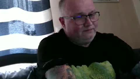 Snapshot of curtus14 chatting on 11/15/25, 02:57 curtus14 online show from 11/15/25, 02:57