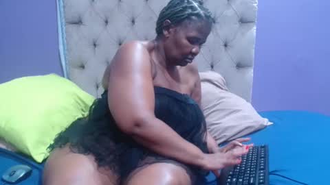 Snapshot of curveychubbyzoe chatting on 12/14/25, 07:07 curveychubbyzoe online show from 12/14/25, 07:07