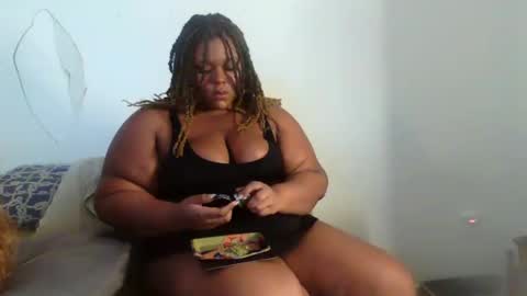Snapshot of curvybcelinemixe chatting on 12/31/24, 02:19 Cline online show from 12/31/24, 02:19