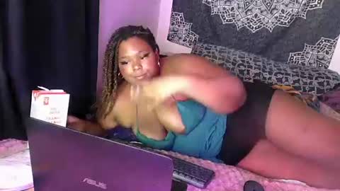 Snapshot of curvybcelinemixe chatting on 02/16/25, 05:15 Cline online show from 02/16/25, 05:15