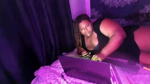 Snapshot of curvybcelinemixe chatting on 02/19/25, 03:39 Cline online show from 02/19/25, 03:39