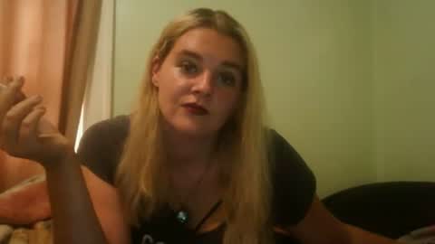Snapshot of curvymom2025 chatting on 10/18/25, 08:42 curvymom2025 online show from 10/18/25, 08:42