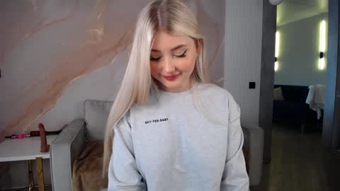 Snapshot of cute18cute chatting on 01/22/25, 08:07 Kira online show from 01/22/25, 08:07