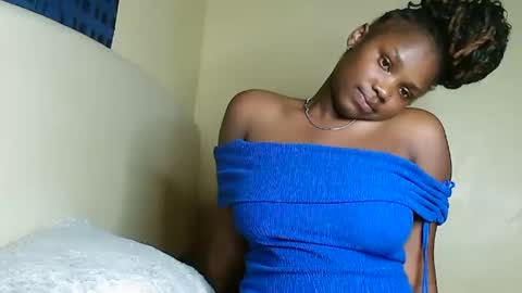 Snapshot of cute_beb2 chatting on 03/09/25, 02:43 V EE online show from 03/09/25, 02:43