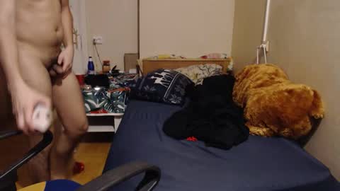 Snapshot of cute_boy859 chatting on 11/15/25, 01:36 Tomas online show from 11/15/25, 01:36