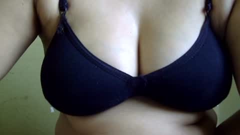 Snapshot of cute_diyu chatting on 10/18/25, 03:53 Diyu online show from 10/18/25, 03:53