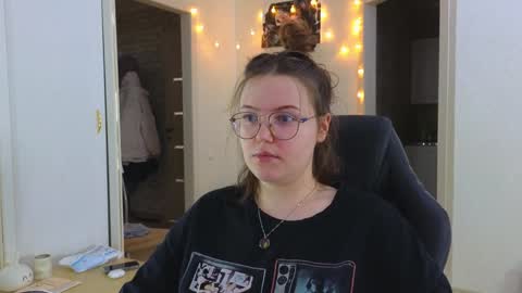 Snapshot of cute_junk chatting on 02/07/25, 01:22 Kite and Jack online show from 02/07/25, 01:22