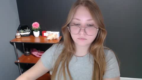 Snapshot of cute_minx chatting on 12/05/24, 10:33 Veronica online show from 12/05/24, 10:33