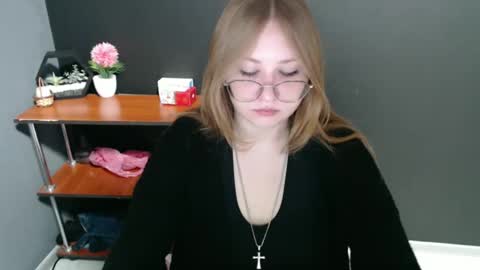 Snapshot of cute_minx chatting on 12/16/24, 07:26 Veronica online show from 12/16/24, 07:26