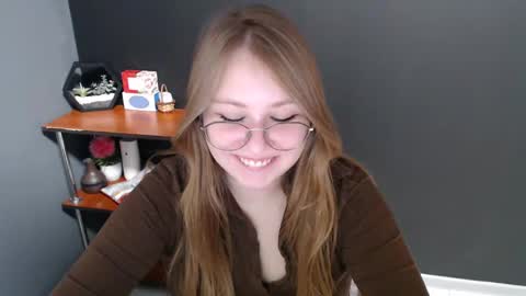 Snapshot of cute_minx chatting on 12/18/24, 10:19 Veronica online show from 12/18/24, 10:19
