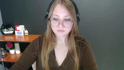 Snapshot of cute_minx chatting on 12/30/24, 10:43 Veronica online show from 12/30/24, 10:43