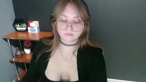 Snapshot of cute_minx chatting on 01/30/25, 10:40 Veronica online show from 01/30/25, 10:40