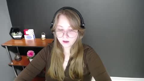 Snapshot of cute_minx chatting on 02/07/25, 10:40 Veronica online show from 02/07/25, 10:40