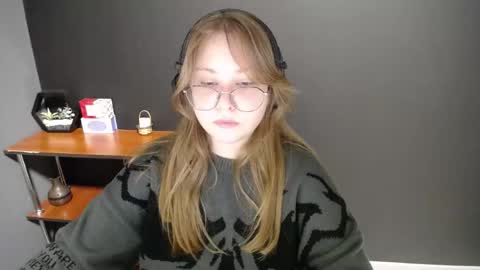 Snapshot of cute_minx chatting on 02/10/25, 10:42 Veronica online show from 02/10/25, 10:42