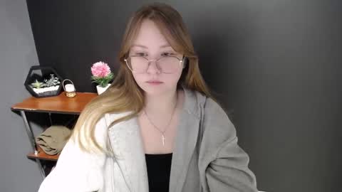 Snapshot of cute_minx chatting on 02/18/25, 07:21 Veronica online show from 02/18/25, 07:21