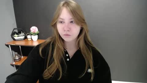 Snapshot of cute_minx chatting on 02/24/25, 07:22 Veronica online show from 02/24/25, 07:22