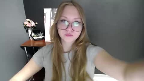 Snapshot of cute_minx chatting on 10/08/25, 06:33 Veronica online show from 10/08/25, 06:33