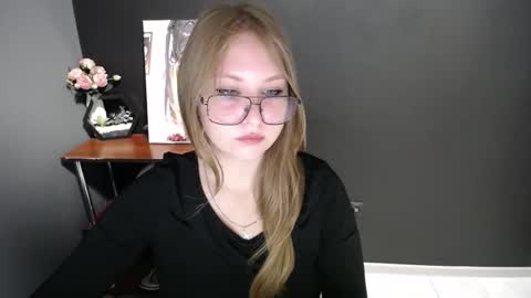 Snapshot of cute_minx chatting on 10/10/25, 07:07 Veronica online show from 10/10/25, 07:07