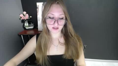 Snapshot of cute_minx chatting on 10/17/25, 08:06 Veronica online show from 10/17/25, 08:06