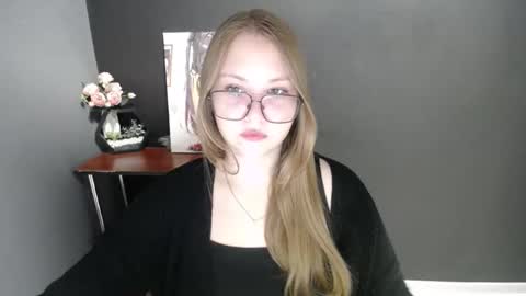 Snapshot of cute_minx chatting on 10/21/25, 06:25 Veronica online show from 10/21/25, 06:25