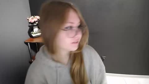 Veronica online show from 11/10/25, 07:18