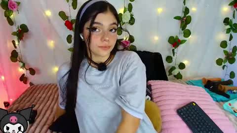 Snapshot of cutee_andrea chatting on 10/31/25, 02:45 Andrea 3 online show from 10/31/25, 02:45