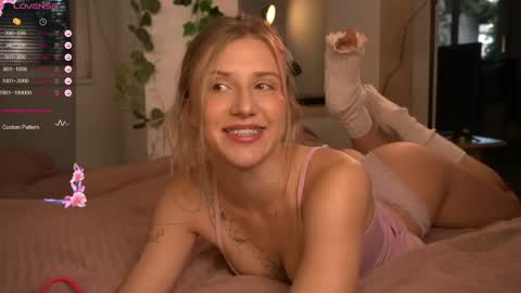 Snapshot of cuteeeeealina chatting on 05/25/26, 04:29 Alina online show from 05/25/26, 04:29