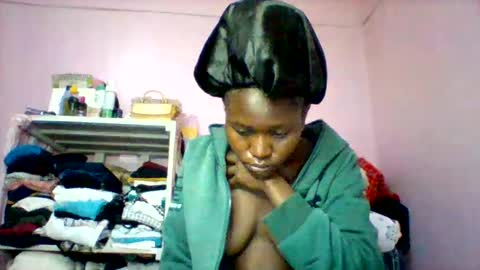 Snapshot of cutezola chatting on 09/17/25, 02:57 cutezola online show from 09/17/25, 02:57