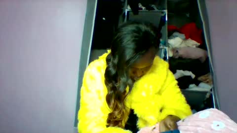 Snapshot of cutezola chatting on 10/22/25, 05:30 cutezola online show from 10/22/25, 05:30