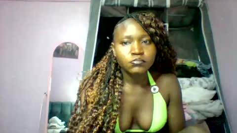 Snapshot of cutezola chatting on 11/05/25, 04:23 cutezola online show from 11/05/25, 04:23