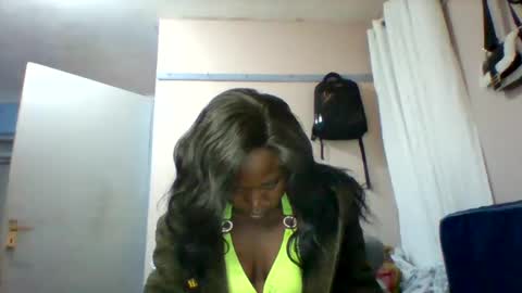 Snapshot of cutezola chatting on 12/14/25, 04:07 cutezola online show from 12/14/25, 04:07