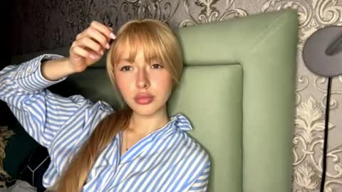 Snapshot of cutieblondyy chatting on 04/19/26, 06:10 Vanessa online show from 04/19/26, 06:10