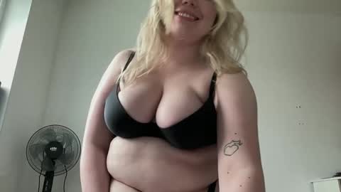 Snapshot of cutiejulie_ chatting on 05/15/26, 04:14 Julie online show from 05/15/26, 04:14
