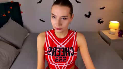 Snapshot of cutiewuwu chatting on 10/26/25, 01:39 Vivienne online show from 10/26/25, 01:39