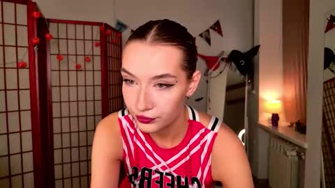 Snapshot of cutiewuwu chatting on 10/30/25, 07:54 Vivienne online show from 10/30/25, 07:54